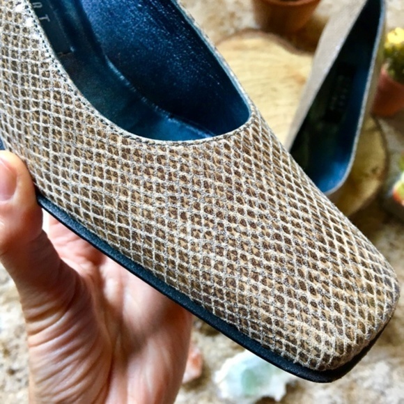 {Stuart Weitzman} Tan Snakeskin Black Heel Pumps - Picture 5 of 8